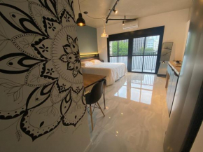 58 New studio w/ balcony, fast wifi and movie screen!